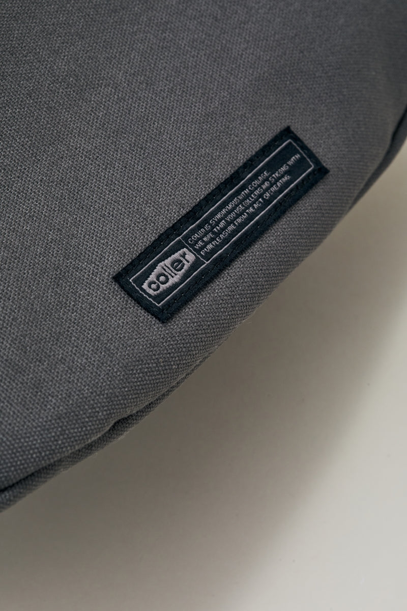 COLLER キャンバス ボディバッグ マッドグレー