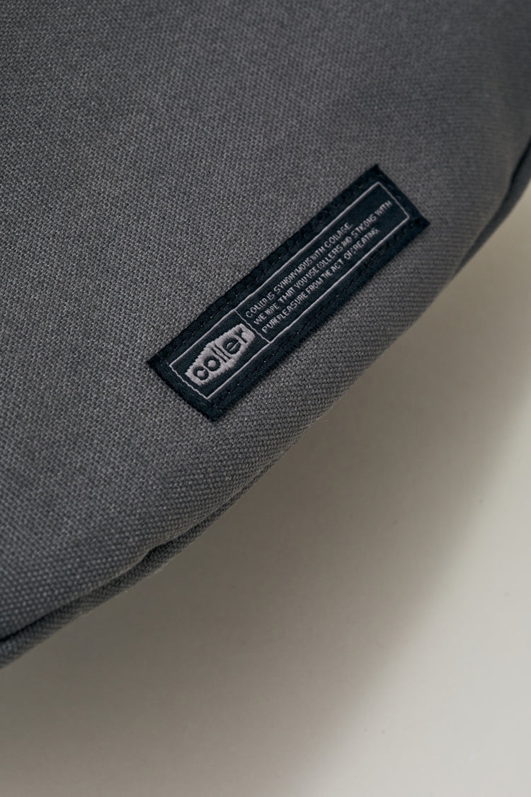 COLLER キャンバス ボディバッグ マッドグレー