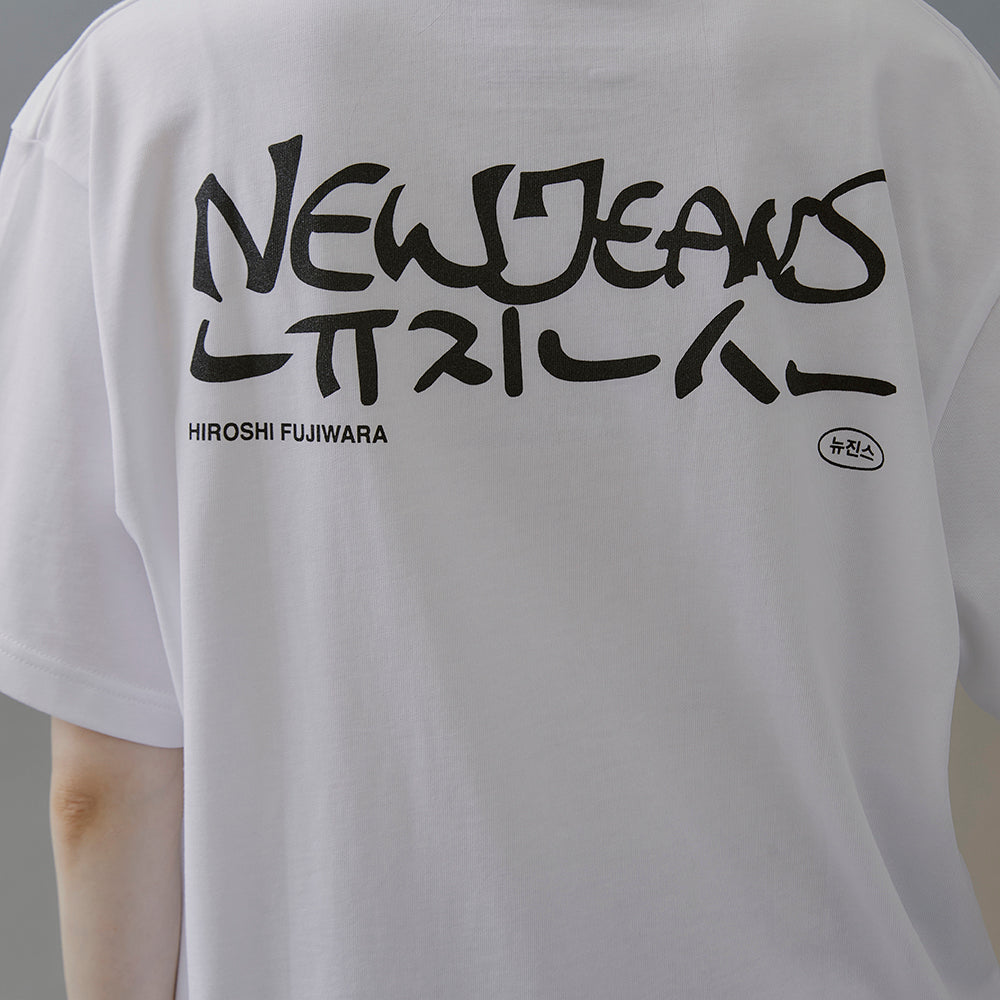 NewJeans x Hiroshi Fujiwara COLLER T-シャツ VER.2(WHITE)
