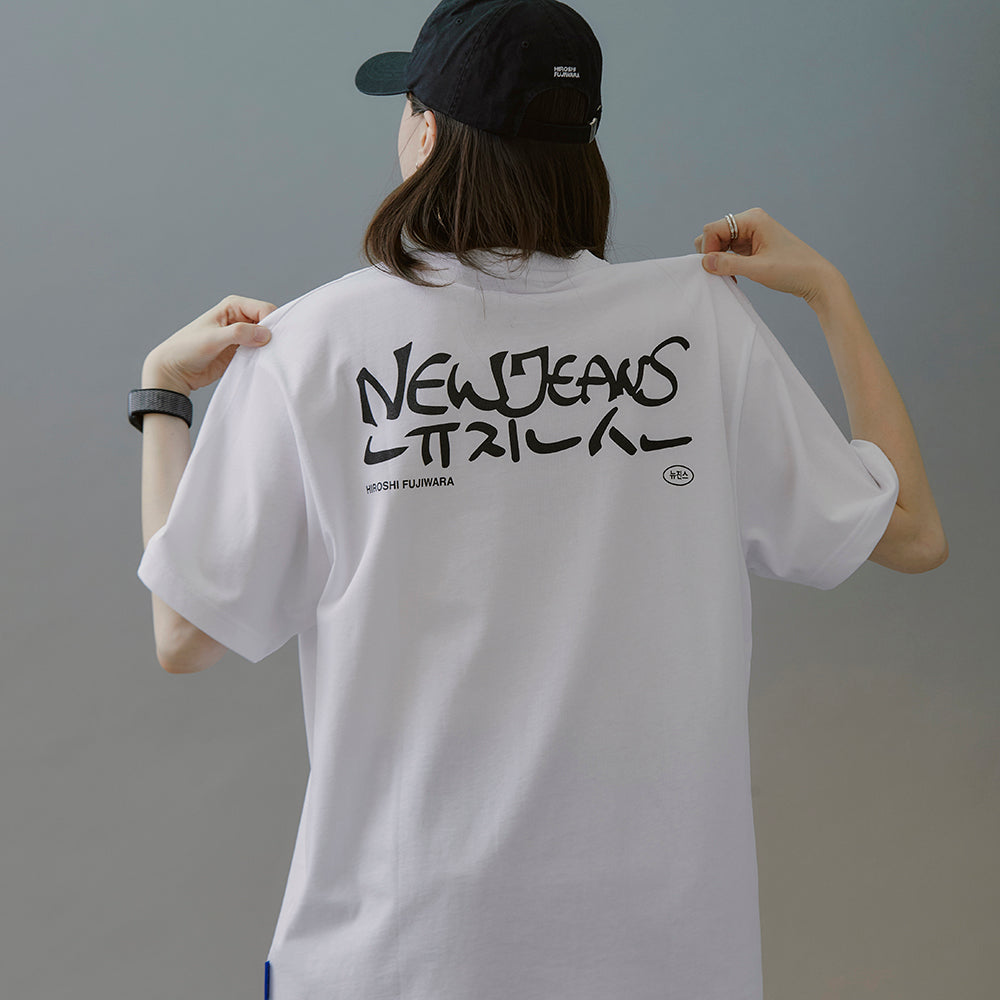 NewJeans x Hiroshi Fujiwara COLLER T-シャツ VER.2(WHITE)