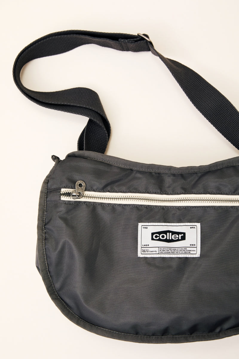 COLLER キャンバス ボディバッグ マッドグレー