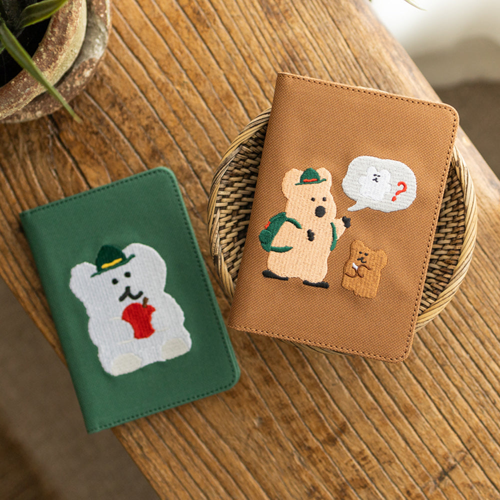 DINOTAENG パスポートケース(in the Woods) クオッカ