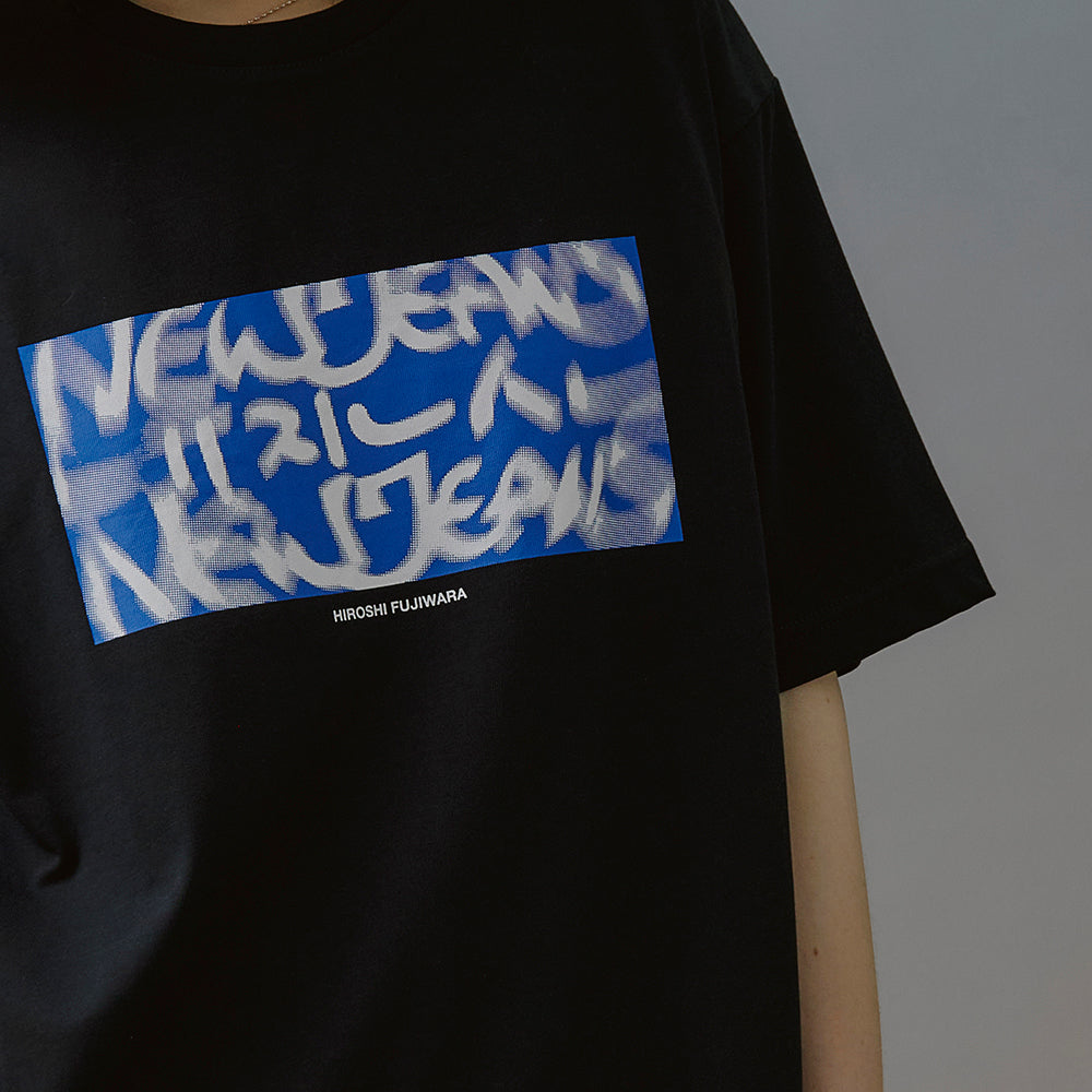 NewJeans x Hiroshi Fujiwara COLLER T-シャツ VER.3(BLACK)