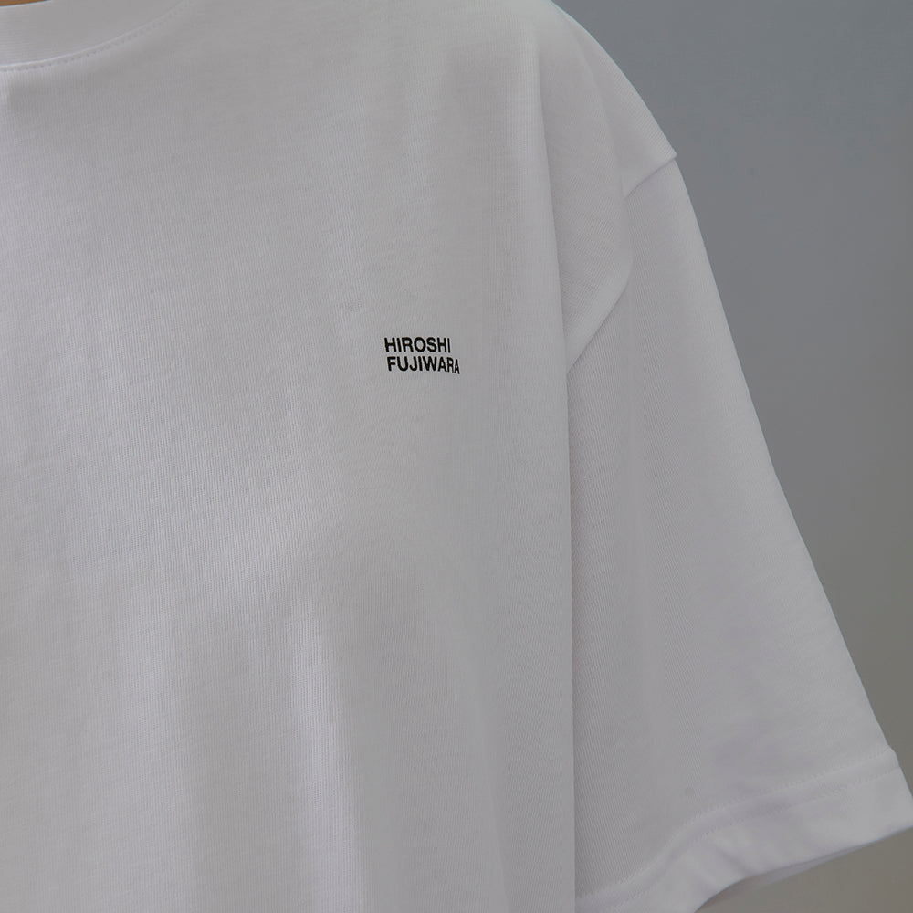 NewJeans x Hiroshi Fujiwara COLLER T-シャツ VER.2(WHITE)