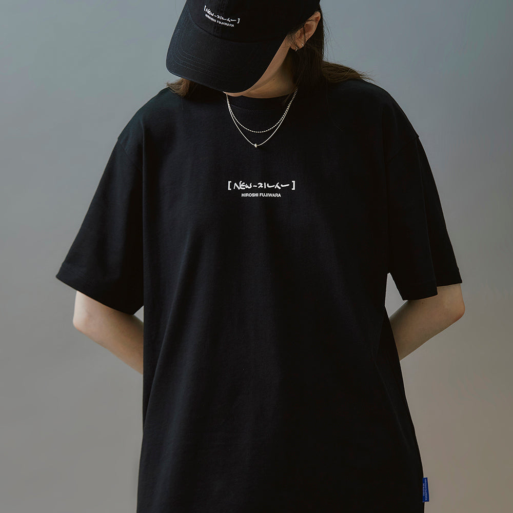 NewJeans x Hiroshi Fujiwara COLLER T-シャツ VER.1(BLACK)