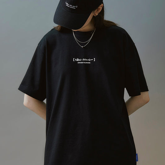 NewJeans x Hiroshi Fujiwara COLLER T-シャツ VER.1(BLACK)