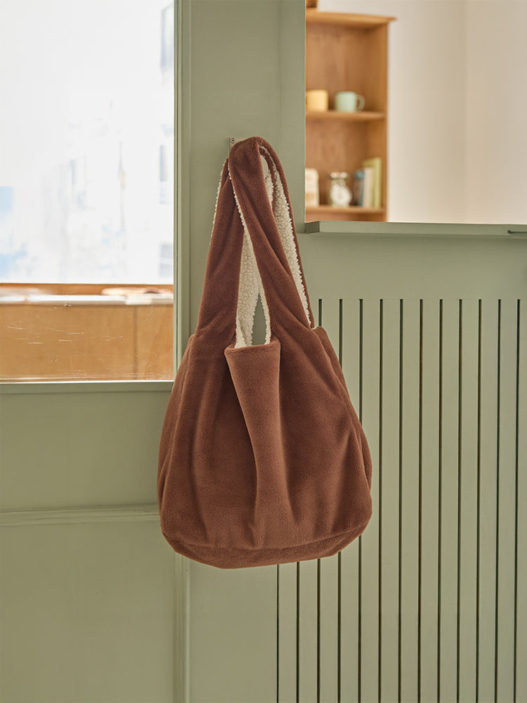 リバーシブルもこもこバッグ(HUG BROWN4) ブラウン