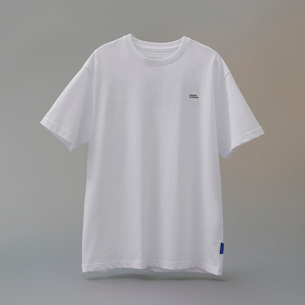 NewJeans x Hiroshi Fujiwara COLLER T-シャツ VER.2(WHITE)