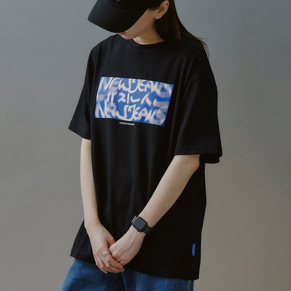 NewJeans x Hiroshi Fujiwara COLLER T-シャツ VER.3(BLACK)