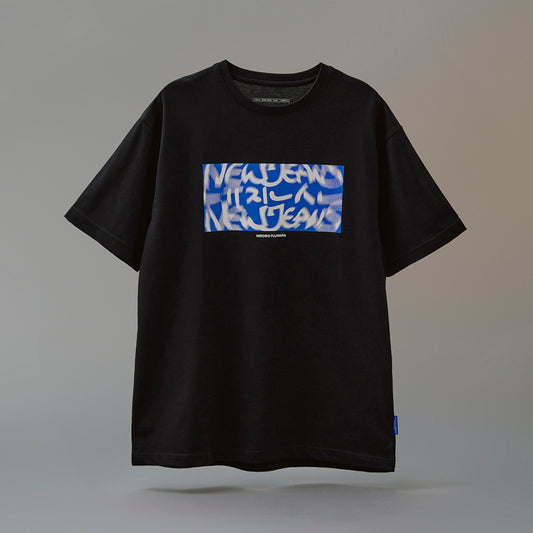 NewJeans x Hiroshi Fujiwara COLLER T-シャツ VER.3(BLACK)