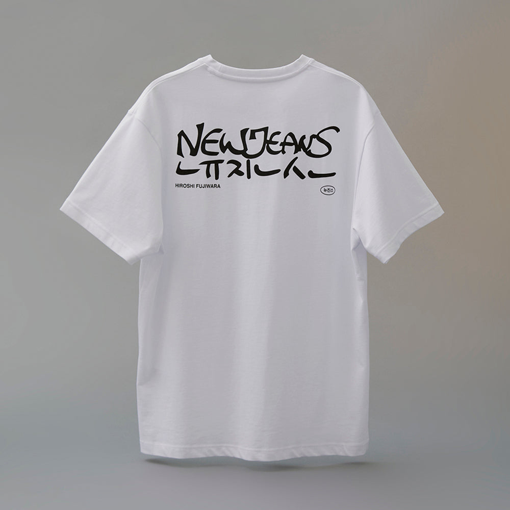 NewJeans x Hiroshi Fujiwara COLLER T-シャツ VER.2(WHITE)