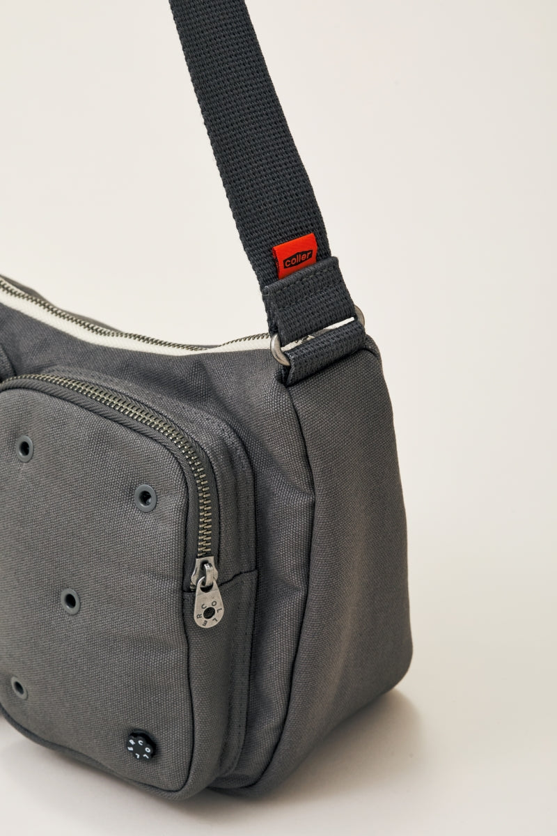 COLLER キャンバス ボディバッグ マッドグレー