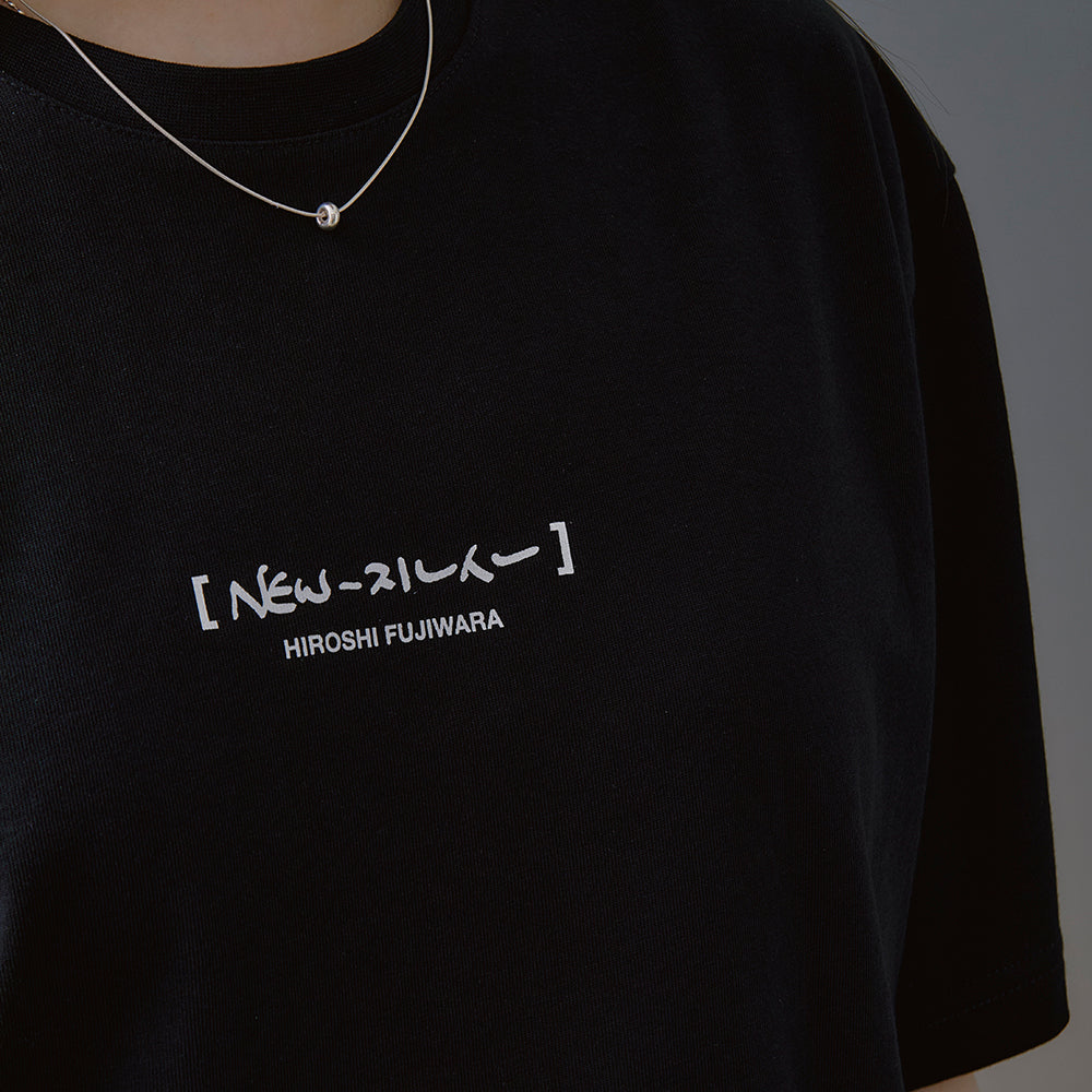 NewJeans x Hiroshi Fujiwara COLLER T-シャツ VER.1(BLACK)